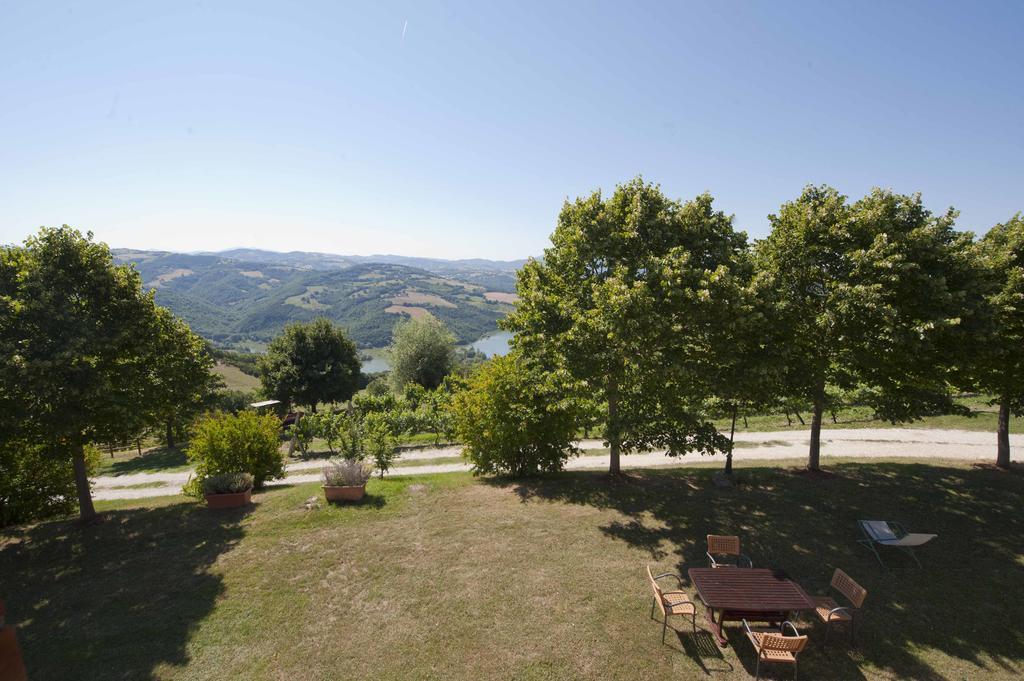 Agriturismo Tenuta Di Biscina Luaran gambar